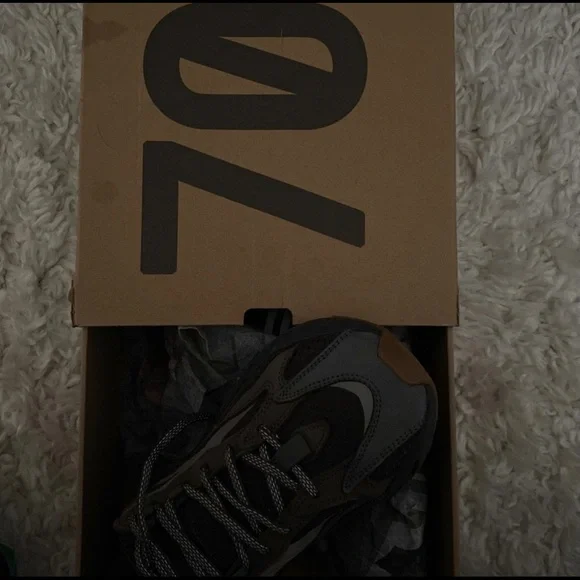 Yeezy Boost 700 Size 6 - Picture 3 of 6